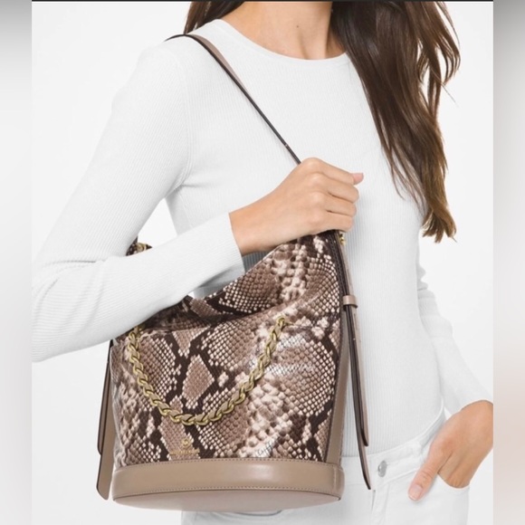 Brand New Michael Kors bucket bag. - Picture 3 of 6